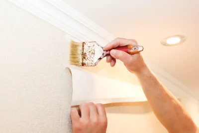 Pose de papier peint à Saliceto — revêtements muraux et toiles de verre